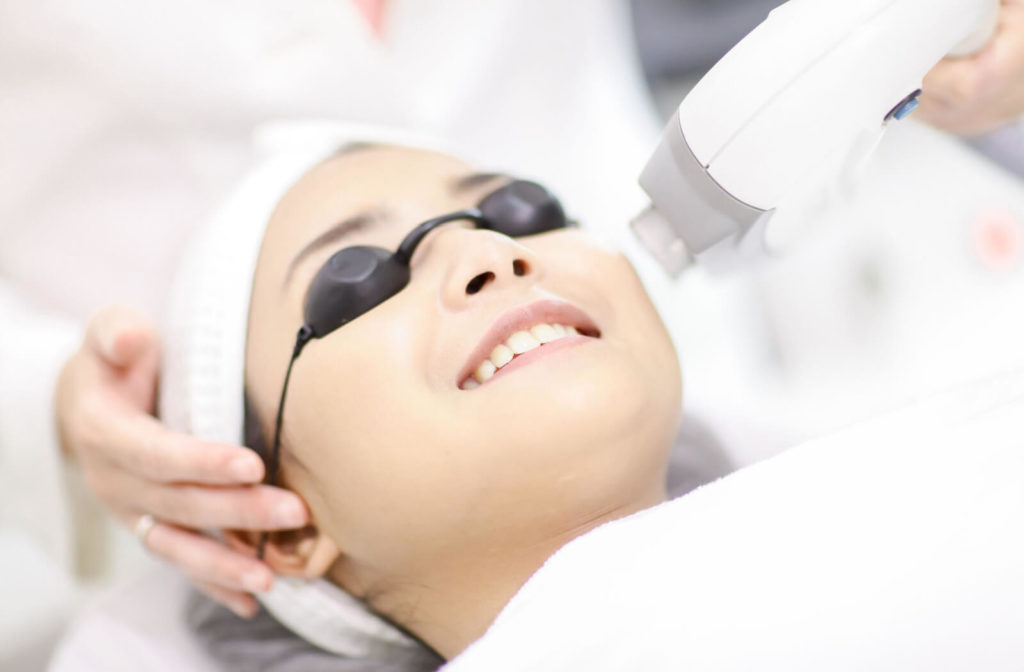 A young woman receiving laser treatment relieves the irritating and uncomfortable feeling of dry eyes.